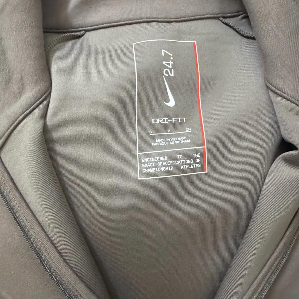 Nike 24.7 impossiblysoft Dri-fit 1/2 zip top - Picture 5 of 5